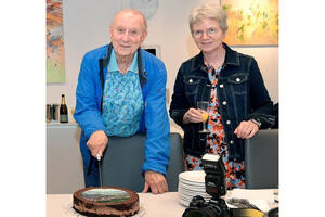 Bild vergrößern: Horst Schalles und Bürgermeisterin Dr. Dorothea Deneke-Stoll beim Anschneiden der Geburtstagstorte