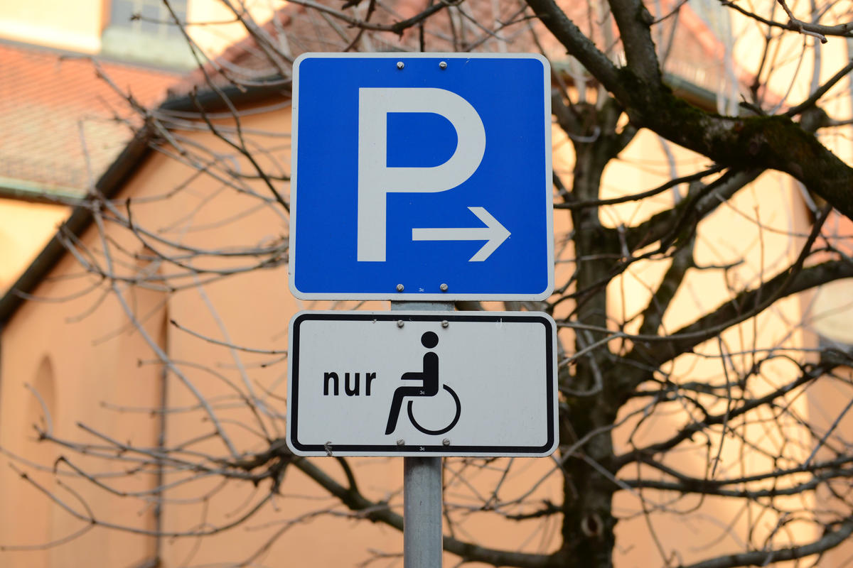 Behindertenparkplatz - Themenbild