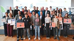 Bild vergrößern: Die Gewinnerinnen und Gewinner des diesjährigen STADTRADELNS und Schulradelns
