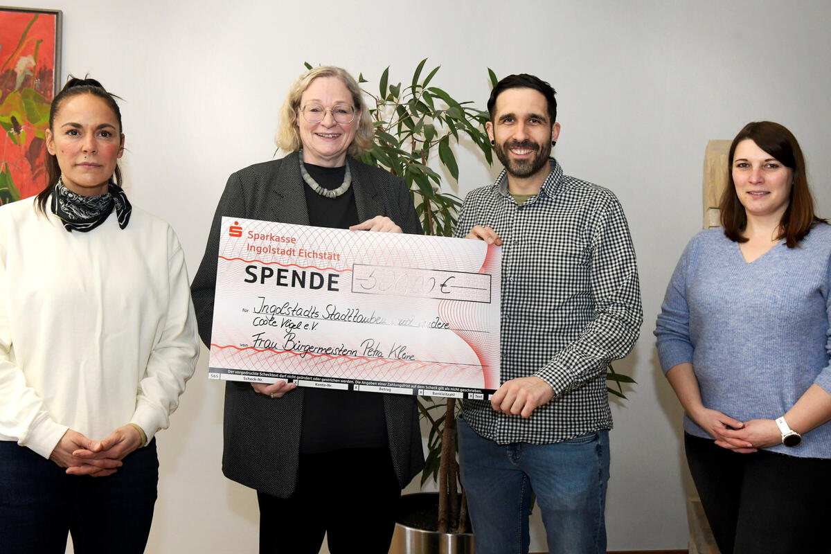 Brgermeisterin Petra Kleine (2.v.l.) informiert sich bei den Vorsitzenden des Vereins "Ingolstadts Stadttauben und andere coole Vgel " Maximilian Resch und Michaela Reil (r.) sowie Schatzmeisterin Alin Garipler-Schmitt (l.).