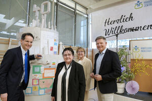 Bild vergrößern: 40 Jahre Montessorischule Ingolstadt und Förderkreis (v.l.) Oberbürgermeister Dr. Michael Kern mit Dr. Regina Schnell und Simona Rottenkolber vom Förderkreis sowie MdL Alfred Grob