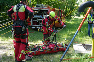 Bild vergrößern: Die Höhenrettungsgruppe der Berufsfeuerwehr übte eine Personenbergung.
