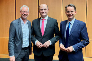 Bild vergrößern: Oberbürgermeister Dr. Michael Kern (r.) im Austausch mit Finanzminister Albert Füracker und Straubings Oberbürgermeister Markus Pannermayr (l.).