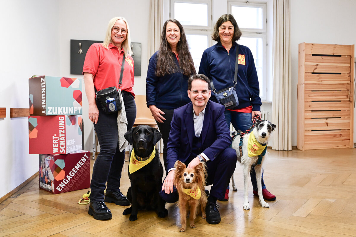 Oberbrgermeister zu Gast beim ASB-Besuchshundedienst