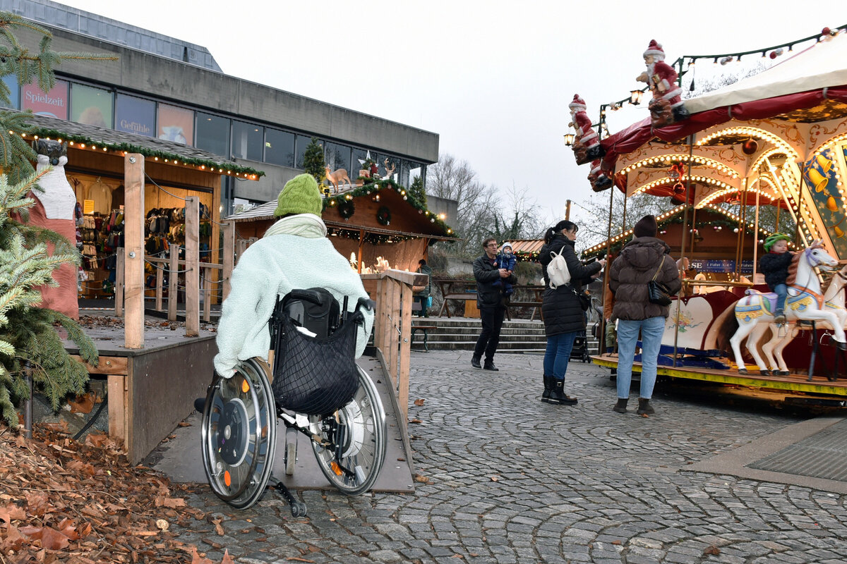 Mitglieder des Inklusionsrates testeten die Barrierefreiheit auf dem Christkindlmarkt. 