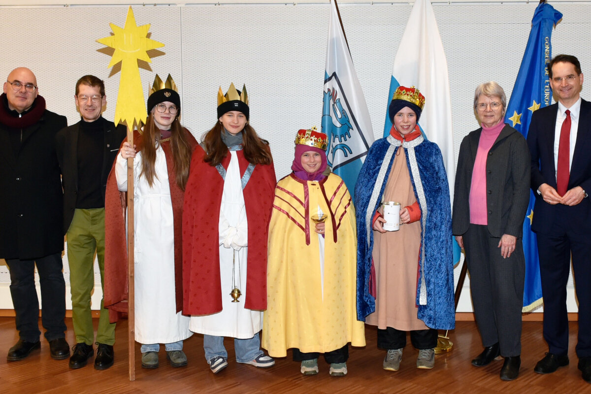 Sternsinger der M�nsterpfarrei �berbringen Segensbitte 