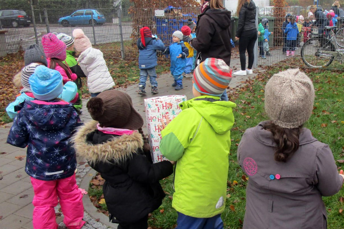 Weihnachtspäckchen-Konvoi - Kinder helfen Kindern mit 428 Päckchen