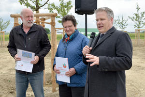 Bild vergrößern: Oberbürgermeister Christian Lösel (rechts) übergab Eva und Ulrich Linder die Patenurkunde