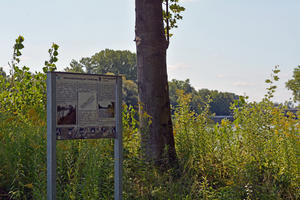 Bild vergrößern: Info-Tafel zur Uferrenaturierung am Treidelweg