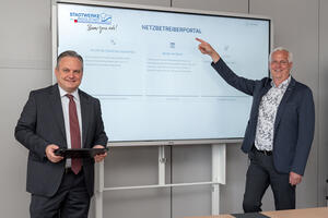 Bild vergrößern: OB Christian Scharpf (links) und SWI-Netze-Geschäftsführer Hubert Stockmeier