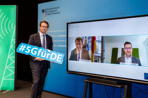 Bild vergrößern: Bundesverkehrsminister Andreas Scheuer (links) begrüßt Dr. Rein-hard Brandl, MdB (Mitte) und Dr. Carsten Doerenkamp, IFG (rechts)