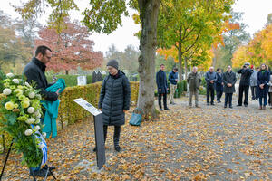 Bild vergrößern: Stadtheimatpfleger Tobias Schönauer und Bürgermeisterin Dorothea Deneke-Stoll am Monument zum Krieg 1870/71