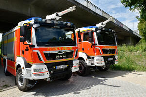 Bild vergrößern: Zwei neue Tanklöschfahrzeuge für die Feuerwehr