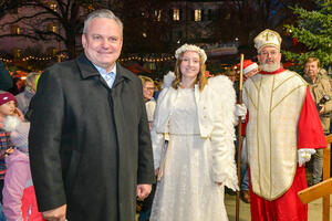 Bild vergrößern: Gemeinsam mit dem Christkind und dem heiligen Nikolaus eröffnete OB Scharpf den Christkindlmarkt