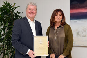 Bild vergrößern: Personalreferent Bernd Kuch und Monika Koppes von der Personalentwicklung freuen sich über die erneute Auszeichnung