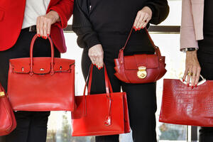 Rote Taschen - Sinnbild für rote Zahlen in den Taschen von Frauen