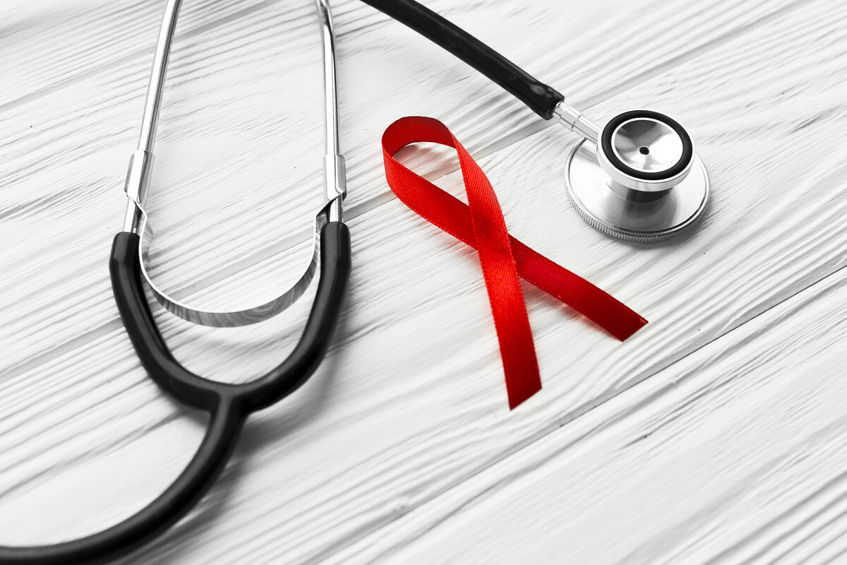 Aids - rote Schleife mit Stethoskop