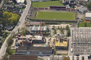 Bild vergrößern: Am ESV-Stadion wächst die neue Mittelschule Süd-Ost bereits deutlich sichtbar nach oben