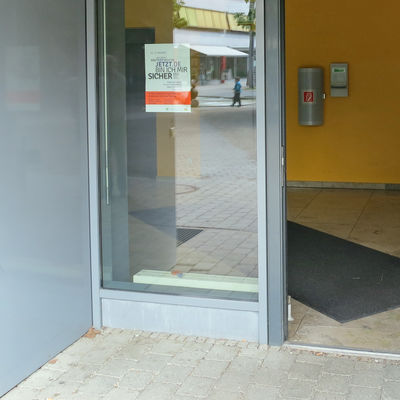 Bild vergrößern: Barrierefreier Zugang zum Sozialen Rathaus Ingolstadt (roter Kreis: Türöffner)