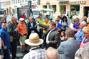 Bild vergrößern: Oberbürgermeister Dr. Christian Lösel beim Stadtspaziergang